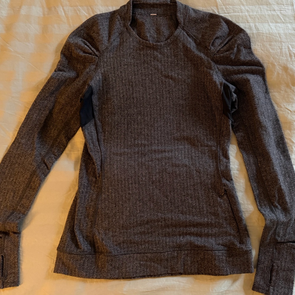 Women’s Lululemon long sleeve performance top